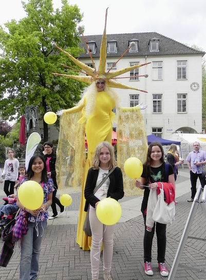 Immer wieder gerne engagiert auf ­Solarveranstaltungen wie hier in Rheine: Gaukler auf Stelzen mit strahlendem Outfit in Gelb und Gold.