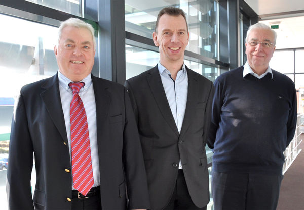 V.l.: Oswald Lindner, Direktor der Walraven Group und Geschäftsführer der Bayreuther Walraven GmbH, begrüßt Pelle van Walraven als neuen geschäftsführenden Direktor der Walraven Group, dem sein Vater Jan van Walraven die Unternehmensleitung übergab.