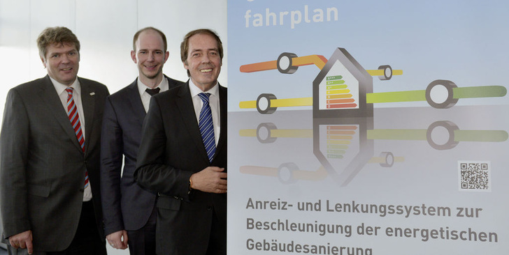 Präsentierten die VdZ-Initiative Gebäudesanierungs­fahrplan (v.l.): Frank Ebisch, Bereichsleiter Kommuni­kation ZVSHK, Dr. Michael Herma, VdZ-Geschäftsführer, und Hermann W. Brennecke, VdZ-Präsident.