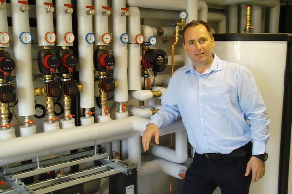 Steffen Karow, Geschäftsführer der KuK Energietechnik GmbH, hat die Entwicklung der Hybrid-Wärmepumpe auf den Weg gebracht und setzt bei allen Komponenten der Anlage auf technisch führende Produkte mit besten Wirkungsgraden.