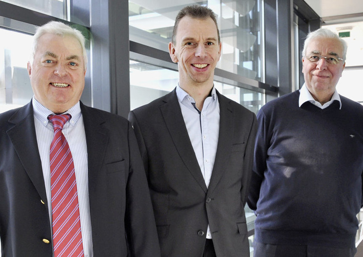 V.l.: ­Oswald Lindner, Group-­Direktor und Geschäftsführer der Bayreuther Walraven GmbH, Pelle van Walraven und Vater Jan van Walraven.