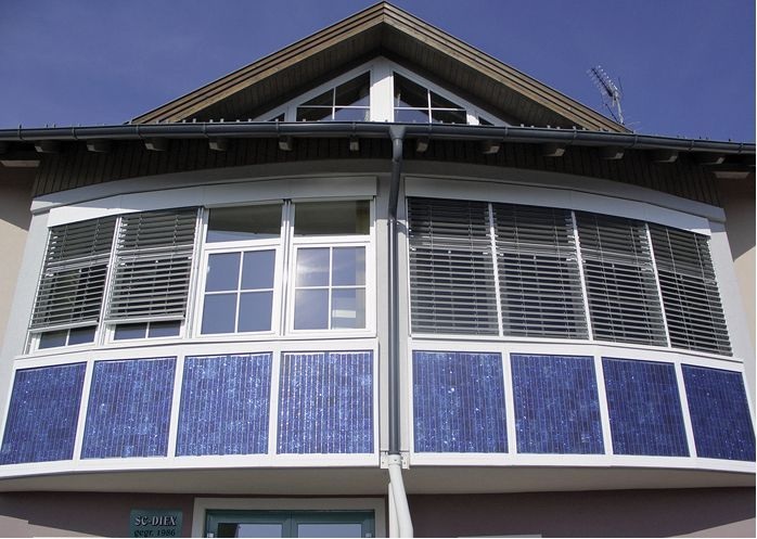 Fassadenintegrierter Sonnengenerator an einem Einfamilienhaus im Vorland der Alpen.