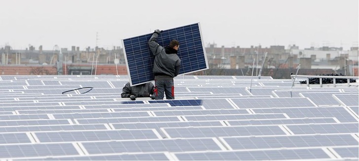 Aufbau der Solaranlage auf der Berliner Max-Schmeling-Halle im Szenebezirk Prenzlauer Berg. Sie leistet rund 240 kW.