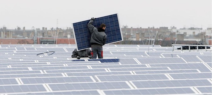 Aufbau der Solaranlage auf der Berliner Max-Schmeling-Halle im Szenebezirk Prenzlauer Berg. Sie leistet rund 240 kW. - © Foto: Berliner Energieagentur
