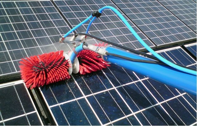 Handgerät mit Teleskopstange für kleine Solaranlagen: Größere Modulfelder benötigen spezielle Technik.