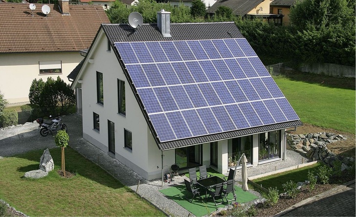 Bisher wurde die Dachfläche meist voll­ständig genutzt, um möglichst viel Solarstrom ins Netz einzuspeisen. Solche Anlagen werden künftig wohl kaum noch gefragt sein. - © Foto: IBC Solar
