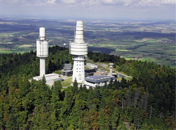 Die frühere Abhörstation auf dem Hohen Bogen im Bayerischen Wald: Wo früher die Lauscher des Kalten Krieges hockten, werden nun Solarmodule getestet.