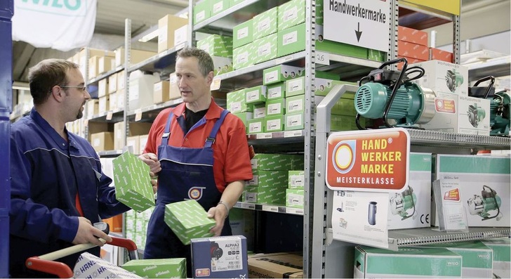 Anfang Mai in Bamberg: In einem Pilotprojekt bei Großhändler Max Carl findet der Installateur unübersehbar, welche Produkte zur Handwerkermarke gehören.