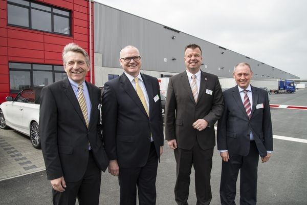 Freuten sich über den erfolgreichen Start des Regionalen Distributions Centers (v. l.): Dr. Bernd Lieberoth-Leden, Vorstandsmitglied BLG Logistics Group, Robby Drave, Bereichsvorstand kaufmännische Aufgaben von Bosch Thermotechnik, Dr. Lars Witteck, Regierungspräsident Gießen, Wolfgang Bork, Spedition Bork