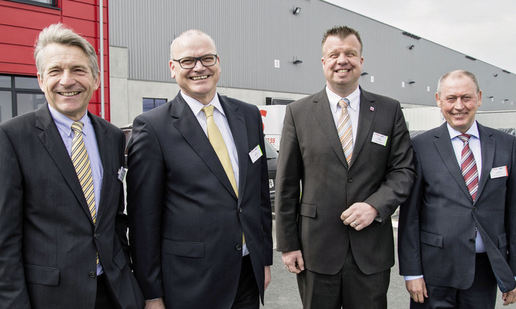 Freuten sich über den Start des Distributions Centers (v.l.): Dr. Bernd Lieberoth-Leden (BLG Logistics Group), Robby Drave (Bosch Thermotechnik), Regierungspräsident Dr. Lars Witteck und Spediteur Wolfgang Bork. - © Klaus Ohlenschläger/vor-ort-foto.de
