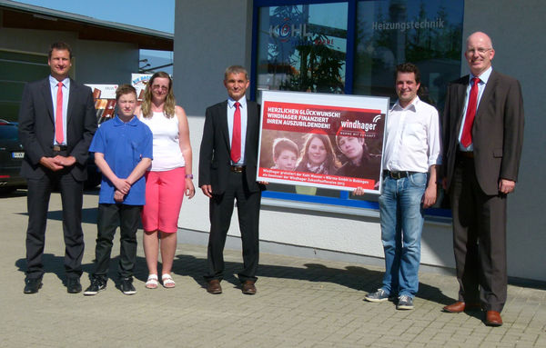 Die Kohl Wasser + Wärme GmbH, einer von drei Fachbetrieben, der eine Azubi-Patenschaft gewonnen hat. Windhager-Verkaufsleiter Frank Geißer, Stefan Drexel mit seiner Mutter, Geschäftsführer Peter Mathein, Albert Kohl und Günter Seidl, Gebietsleiter Windhager (v.l.). - © Bild: Windhager Zentralheizung GmbH, Meitingen
 Die Kohl Wasser + Wärme GmbH, einer von drei Fachbetrieben, der eine Azubi-Patenschaft gewonnen hat. Windhager-Verkaufsleiter Frank Geißer, Stefan Drexel mit seiner Mutter, Geschäftsführer Peter Mathein, Albert Kohl und Günter Seidl, Gebietsleiter Windhager (v.l.).