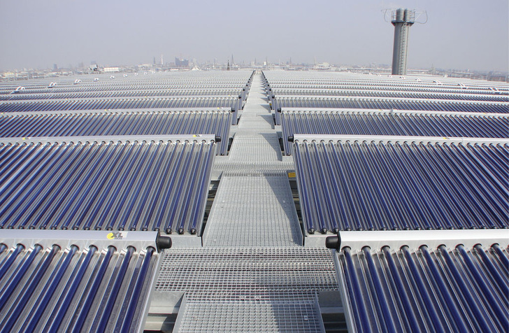 Der Energiebunker Wilhelmsburg in Hamburg ist mit ­einer Fläche von 1348 m² laut Ritter XL Solar die größte Vakuumröhrenkollektoranlage in Deutschland. - © Ritter XL Solar
