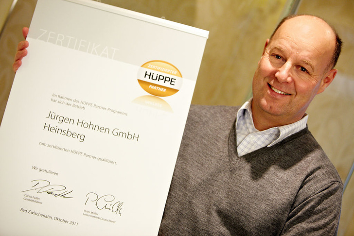 Als einer der ersten SHK-Profis wurde Jürgen Hohnen 2011 zertifizierter Hüppe-Partner. In diesem Programm findet der Unternehmer das, was ihn an einem Industriepartner interessiert, sagt er: deutsche Markenqualität und die Bereitschaft, sehr eng mit einem Handwerker zusammenzuarbeiten. - © Hüppe GmbH, Bad Zwischenahn
