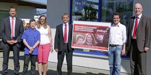 Die Kohl Wasser + Wärme GmbH ist einer von drei Fachbetrieben, der eine Azubi-Patenschaft gewonnen hat. Windhager-Verkaufsleiter Frank Geißer, Stefan Drexel mit seiner Mutter, ­Geschäftsführer Peter Mathein, Albert Kohl und Günter Seidl, Gebietsleiter Windhager (v.l.).