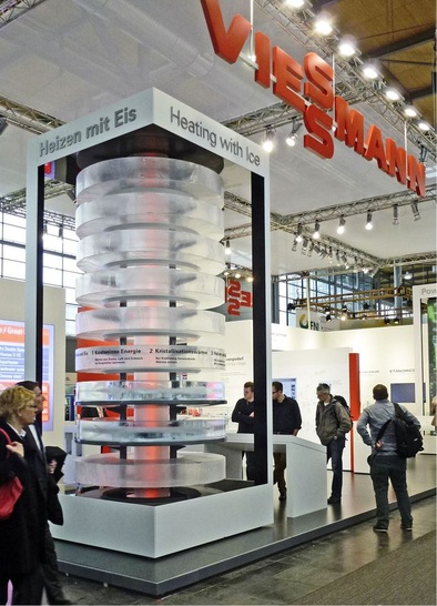 Mit beeindruckenden Eis-­Installationen setzt Viessmann auf Fachmessen das Thema Eisspeicher in Szene.