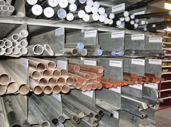 Durch den Einsatz von innovativer ­Lagertechnik lässt sich mit relativ geringen Investitionen das Materiallager übersichtlich und klar strukturieren.