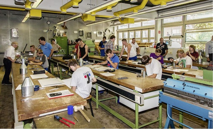 Die Lehrlinge in der ­Ulmer Klempnerwerkstatt. Die Innungsvertreter konnten sich ein Bild über die Aus­bildungsmöglichkeiten machen.