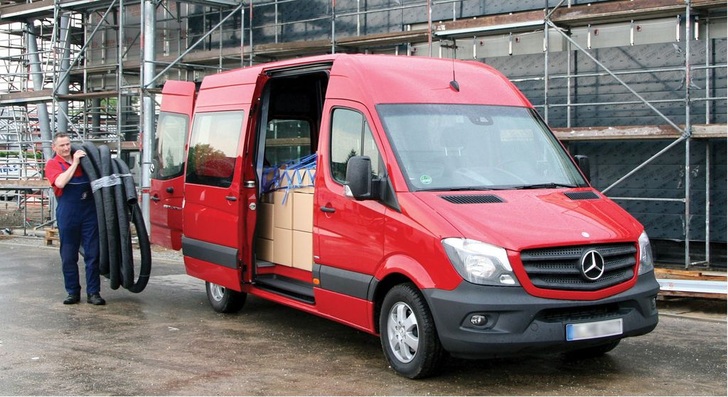 Der Sprinter für das Modelljahr 2014 mit seinen Dieselmotoren der strengen Abgasstufe Euro VI ist jetzt verfügbar. Statt einem Vierzylinder mit 163 PS können in der Cityregion bereits 95 PS ausreichen. - © Ute Schmidt
