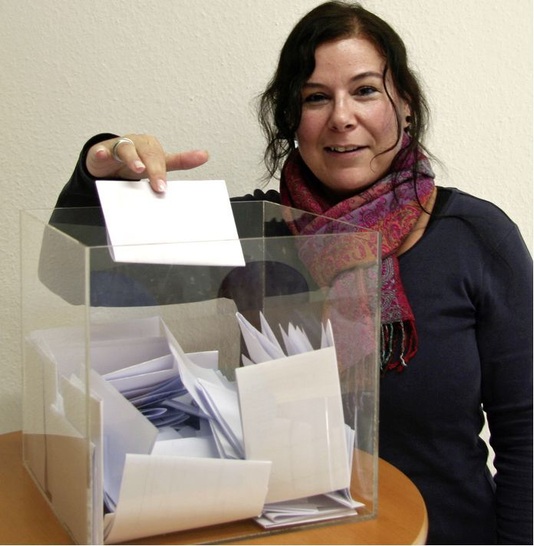 Glücksfee Carmen Welte, sonst bei der SBZ für die Anzeigenverwaltung zuständig, zog die sechs Gewinner.