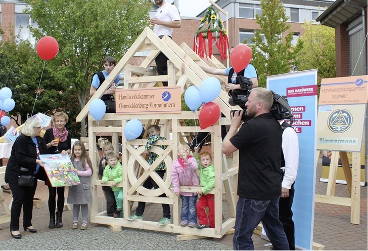 Die HWK Ostmecklenburg-Vorpommern übergab ein kleines ­Fachwerkhaus, das Lehrlinge unter Anleitung der Ausbilder vor Ort gebaut hatten, an einen Kindergarten.