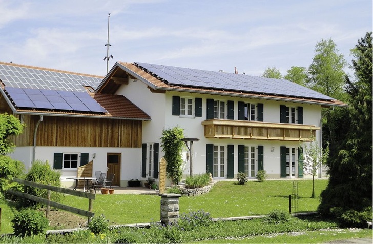 Die Wiosun PV-Therm-Module vom Solarzentrum ­Allgäu kombinieren PV und Solarthermie. Durch den Kühleffekt steigt auch die Ausbeute des PV-Stroms.