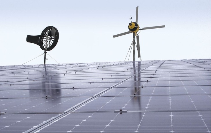 Photovoltaik auf dem Hallendach, zwei Windräder auf dem Hof: Die Firma SBWW im schwäbischen Gäufelden baut ökologische Komplettsysteme für Gebäude.