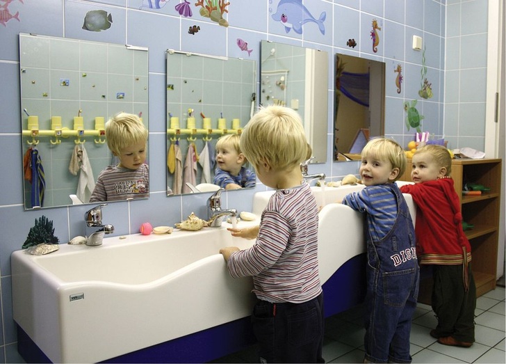 Durch eine Zweistufigkeit, großzügige Abmessungen und passend ausgetüfteltes Zubehör bietet die Spiel- und Waschlandschaft Platz genug für vier unterschiedlich große Kinder — sowohl für die tägliche Hygiene als auch zum spielerischen Umgang mit Wasser.