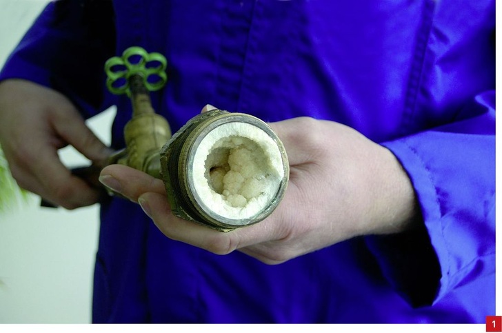 Kalkablagerungen in Trinkwasser­leitungen verengen den Rohrquerschnitt und stellen ein hygienisches Risiko dar.