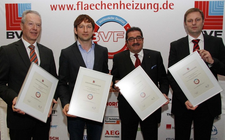 Nahmen das BVF-Siegel gern in Empfang: (v.l.) Bernd Quiel (Wieland-Werke), Marco Burk (BURK), Paul Haag (HaKaGerodur) und Oliver Otte (WAVIN). - © Foto: Bundesverband Flächenheizungen und Flächenkühlungen e. V., Hagen
