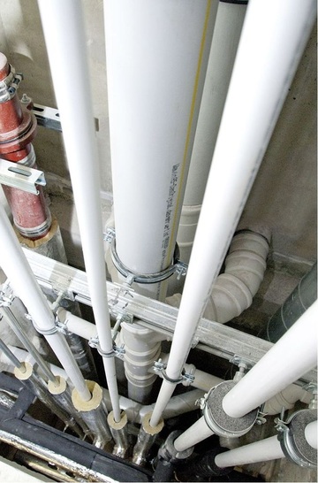 An die Baustelle wurden vorkonfektionierte Badmodule geliefert, deren Duschwasser und Toilettenabflussleitungen an die im Leitungsschacht installierten Wavin-AS-Fallrohre anzuschließen waren.