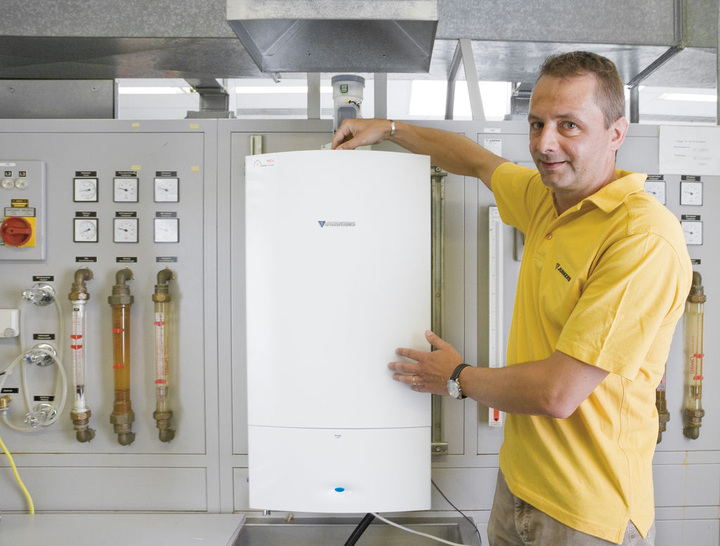 Im Junkers-Schulungszentrum Wernau arbeiten Trainer und Schulungsteam am “lebenden“ Objekt, hier ein Cerapur Gas-Brennwertkessel.