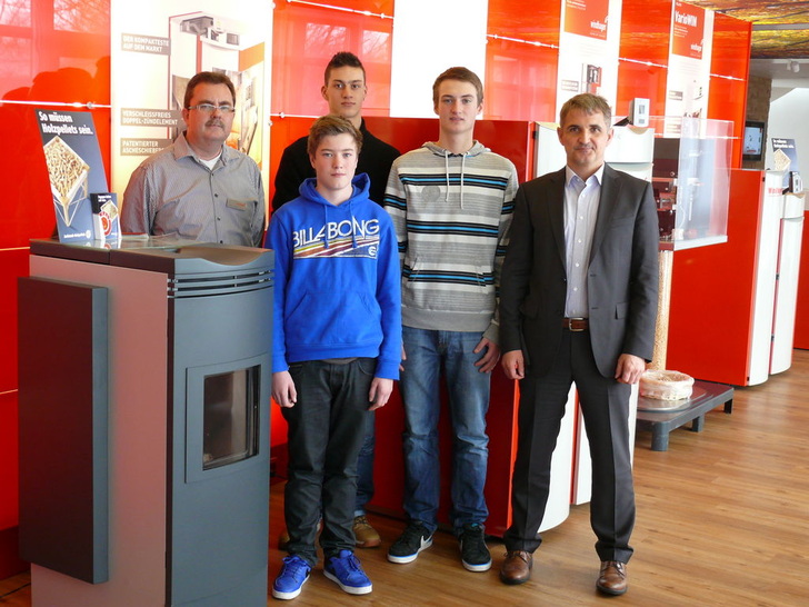 Die Gewinner der Azubi-Patenschaft erhielten im Windhager-Schulungszentrum erste Einblicke in die Technik von Pellets- und Scheitholzkesseln. V.l.: Horst Seeger (Windhager), Rainer Krause, Stefan Drexel, Robert Peter mit Geschäftsführer Peter Mathein von Windhager.