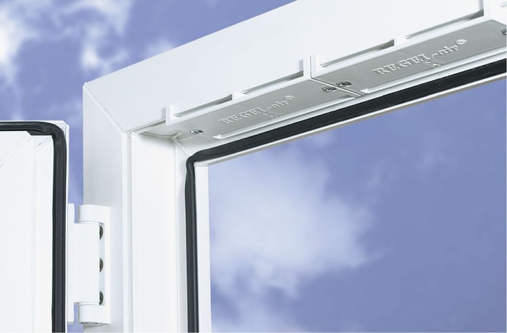 Fensterfalzlüfter können für einen benutzerunabhängigen Mindestluftwechsel sorgen — und sie lassen sich mit begrenztem Aufwand auch nachrüsten. - © Innoperform/Markomedia Kuschfeldt
