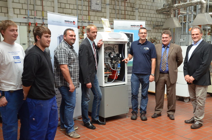 Die Übergabe des NovoCondens BOB (v.l.): drei Schüler der Berufsschule, die technischen Außendienst-Verkaufsberater Hans-Dieter Vaas und Armin Klotz, Praxis-lehrer Ralf Weber, Gesellschafter Michael Herrlinger sowie Schulleiter Peter Lehle.