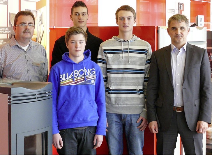 Die Gewinner der Azubi-Patenschaft beim ersten Seminar (v.l.): Horst Seeger (Windhager), Rainer Krause, Stefan Drexel, Robert Peter mit Geschäftsführer Peter Mathein von Windhager.