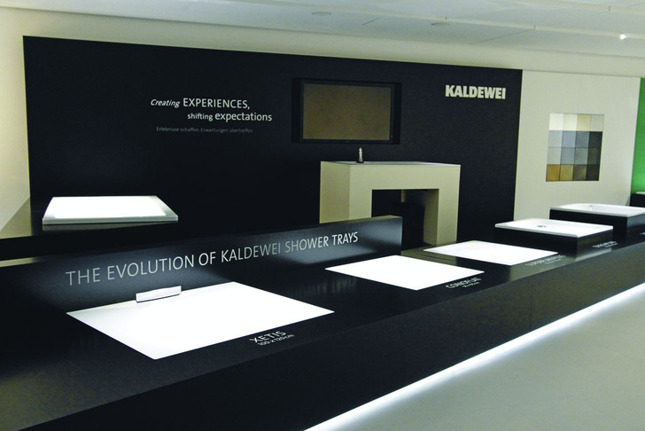 Ein Schwerpunkt des neuen Ausstellungsbereichs ist das Thema Evolution. Mit einem “Duschen-Runway“ entführt Kaldewei seine Besucher auf eine Reise durch die 60-jährige Geschichte seiner Duschen.