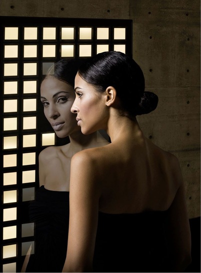 Spiegelleuchte von Philips mit 64 OLED und einem Detektionsmodul. Je nach Blickrichtung in den Spiegel werden die OLED, die vom Gesicht betrachtet werden, dunkel und die umliegenden OLED beleuchten das Gesicht. - © Philips
