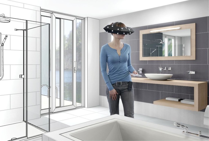 Verblüffende Realität: Die Kundin läuft durch ihr virtuelles Bad. Der fünfeckige, schwarze Ring ist aus Karbon gefertigt und sehr leicht.