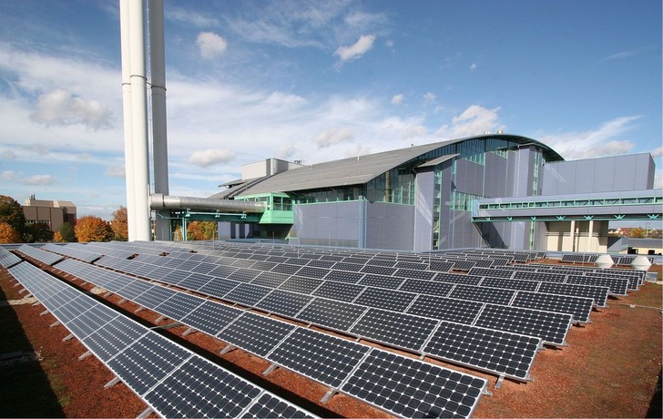 Wohin mit überschüssigem PV-Strom? Anstatt die Netze zu belasten, sollte PV-Strom gespeichert werden, notfalls auch in Form von Wärme.