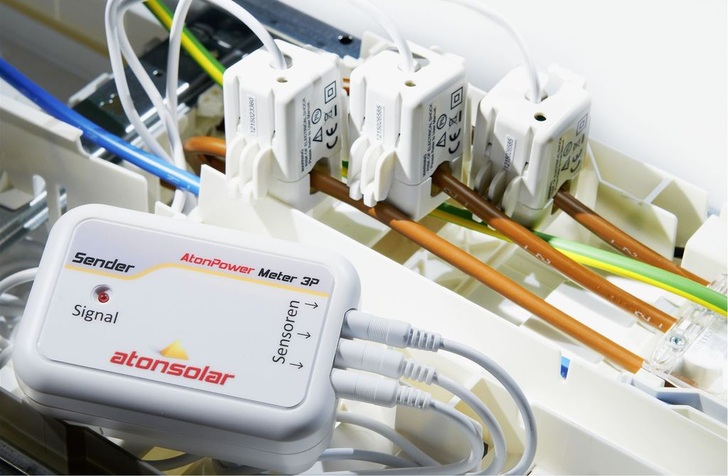 Das Aton Power-Meter erfasst über Klemmen mit ­induktiven Messungen die Ströme zur ­Erstellung von detaillierten ­Lastganganalysen.