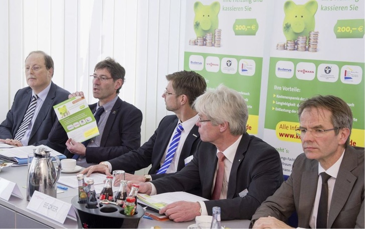 Stellten die Aktion auf der SHK Essen vor (v.l.): Wolfgang van Rienen (BDEW), Hans-Peter Sproten (FVSHK), Stefan Weber (Buderus), Jürgen Becker (Viessmann) und Andreas Ehlert (Schornsteinfegerverband). - © Messe Essen/Rainer Schimm
