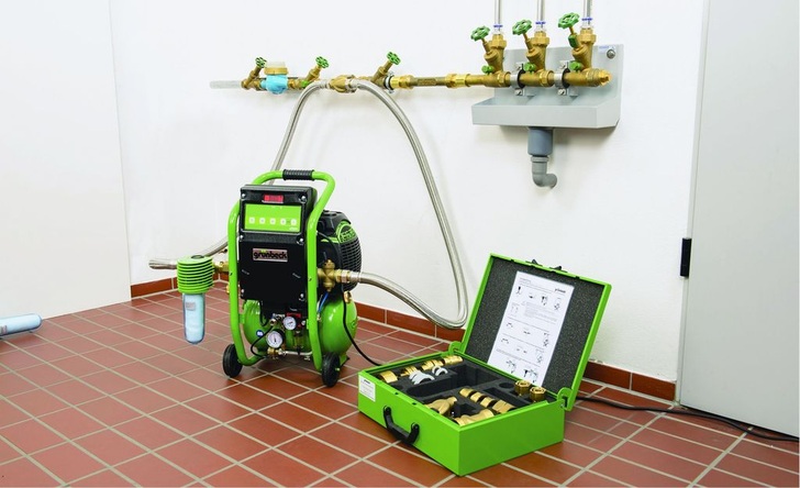Für die Sanierungsspülung einer Trinkwasserinstallation mittels Wasser/Luft-Gemisch gehören ein Spülkompressor und passende Anschlussarmaturen zur Ausrüstung.