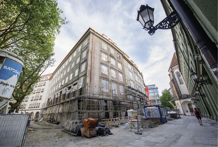 Augustinerstraße, Ecke Frauenkirche: Hier baute die Münchner Bank eG eine neue Geschäftsstelle. Daneben eingezogen ist das Wirtshaus Augustiner Klosterwirt.