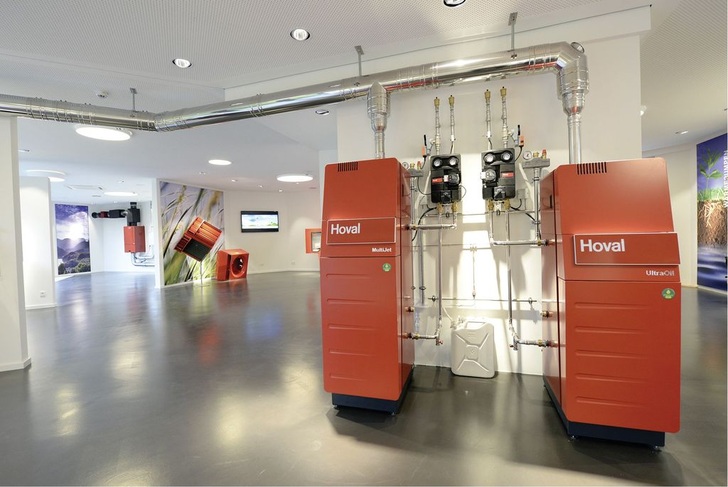 Im Trainingscenter von Hoval in Aschheim sind die Geräte für Schulungs­zwecke betriebsbereit angeschlossen.