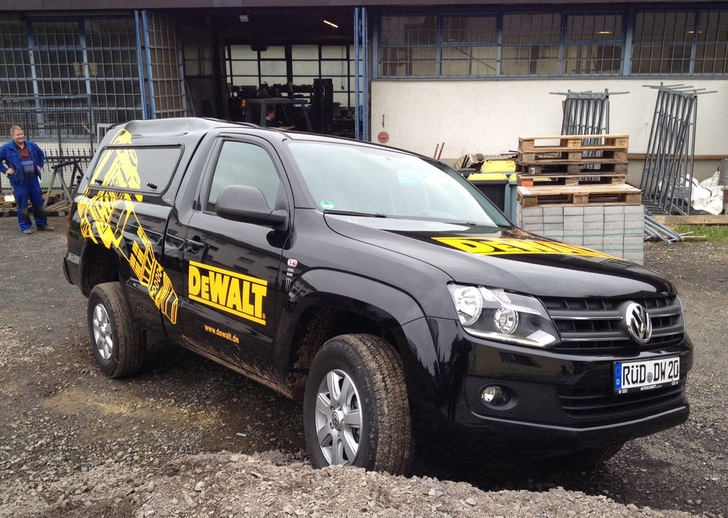 Das mobile Dewalt-Team ist bundesweit auf Baustellen, in Montage- und Produktionshallen oder bei Industriebetrieben unterwegs. Es stellt Werkzeuge und Zubehör zum langfristigen Testen zur Verfügung, zeigt Lösungen für individuelle Anforderungen auf und führt Trainings zu Gesundheit und Sicherheit durch.