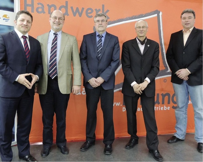 V.l.: Bernd Stoewenau (Vattenfall), Dr. Klaus Rinkenburger (GF Innung SHK), Peter Kraschinski (GF Baugewerks-Innung), Constantin ­Rehlinger (GF Elektro-Innung), Markus Feix (GF Friseur-Innung).