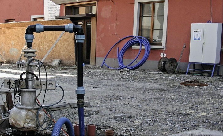 Die Sanierung mit dem Verfahren von Keller Grundbau in Offenbach konnte in Staufen die Wasserzufuhr in die kritischen Erdschichten stoppen. Die Hebungsrate lag im Oktober 2013 aber noch bei 2,9mm/Monat, sodass Schäden weiter zunehmen.