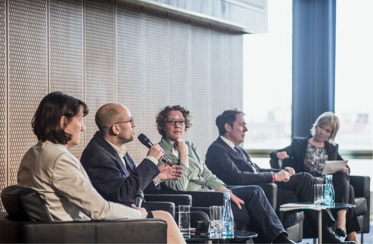 Am Ende des VdZ-Forums stand eine Podiumsdiskussion mit Hildegard Müller (v.l.), Prof. Felix Ekardt, Dr. Julia Verlinden, Hermann W. Brennecke und Corinna Wohfeil als Moderatorin.