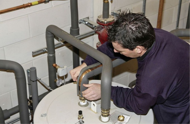 Vorgefertigte Dämmschläuche auf Schaumkunststoffbasis sind ­typische Dämmstoffe für Rohrleitungsnetze.