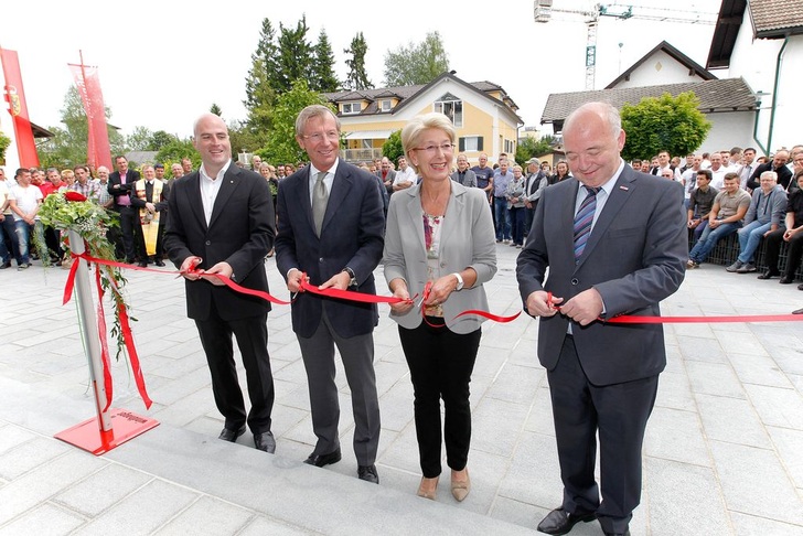 Eröffneten feierlich die runderneuerte Firmenzentrale in Seekirchen (v.l.): Firmeninhaber Gernot Windhager, Landeshauptmann Dr. Wilfried Haslauer, Bürgermeisterin Mag. Monika Schwaiger und Wirtschaftskammer-Präsident Kommerzialrat Konrad Steindl.